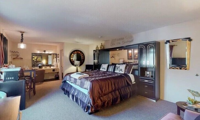 Eureka Springs Historic District Hotel | Suite Dreams 101 at Tradewinds