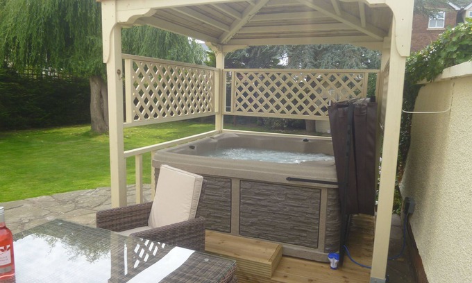 Rhuddlan Wohnung | Luxus Suite für 2 Personen mit exklusivem Whirlpool, Bademäntel, eigenem Garten und Fahrrädern - Nordwales