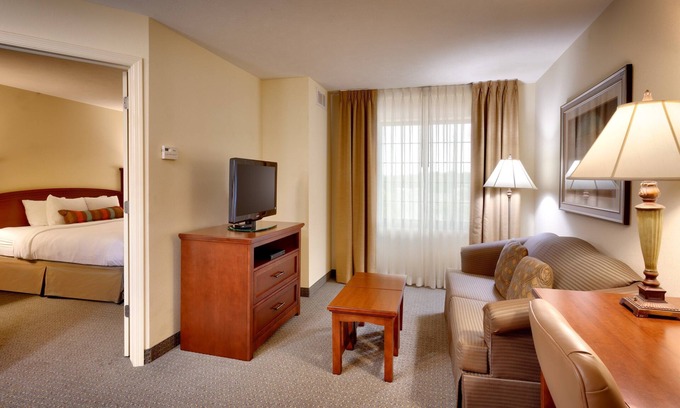 West Omaha Eigentumswohnung | Suite with Pool | Business Essentials