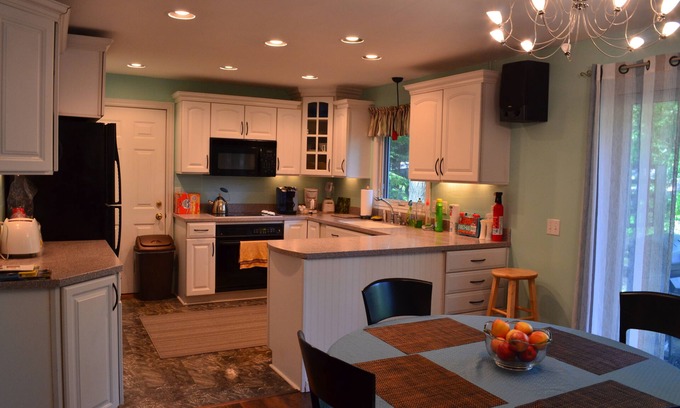 Waukazoo Woods Haus | Sommertermine in der Nähe des Lake MI & Downtown! Deck, Grill, Feuerstelle & Cornhole!