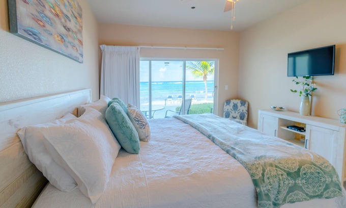 Colliers Bay Eigentumswohnung | SUMMER DISCOUNTED! Beachfront Oasis/Steps to Beach/Beautiful Views!