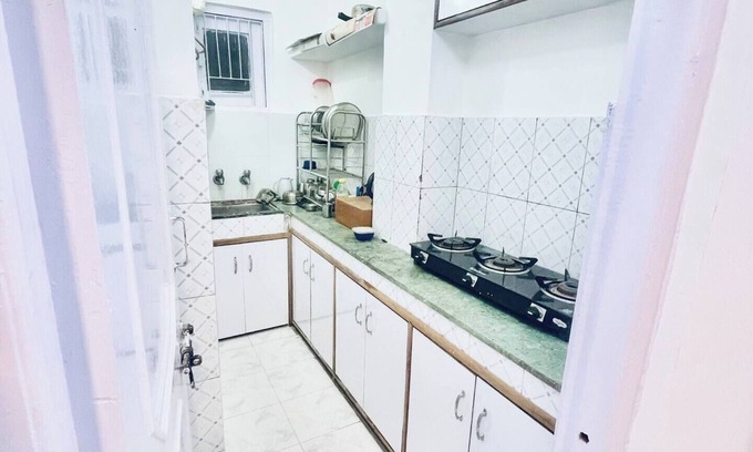 Chhota Shimla Bed & Breakfast | Summer Suite workstation near mall - road walkable