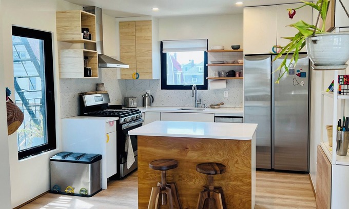 Queens Haus | SUN FILLED 3-bedroom APARTMENT with WiFi, AC in ROCKAWAY BEACH