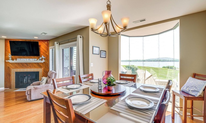 North Shore Eigentumswohnung | Sun-Filled Condo w/ Smith Mountain Lake Views