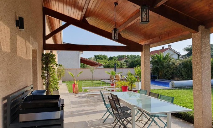 Saint-Simon Haus | Sun Pool & Rugby in comfy house!