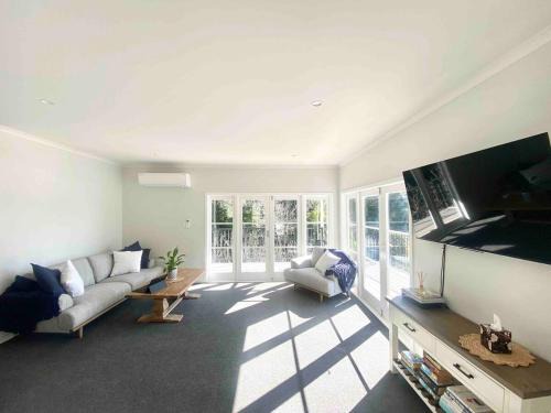 Bluff Hill Haus | Sun Sea Scenery - Newly Renovated