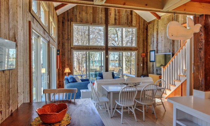 Cataumet Hütte | Picture perfect guest cottage offers privacy, sea breezes and views