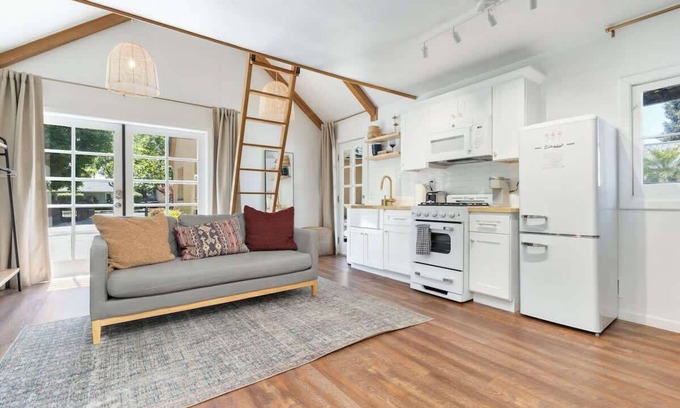 Visalia Haus | Sun Suite dtwn w/ pool, spa, near Nat'l Parks