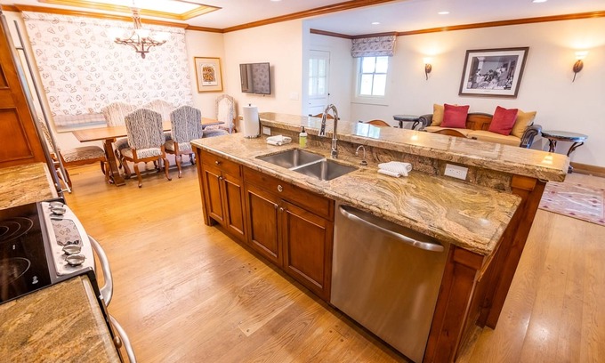 Elkhorn Hütte | Relaxing Cottage w/Kitchen & Fireplace! Stunning Mountain Trails & Ski Resort