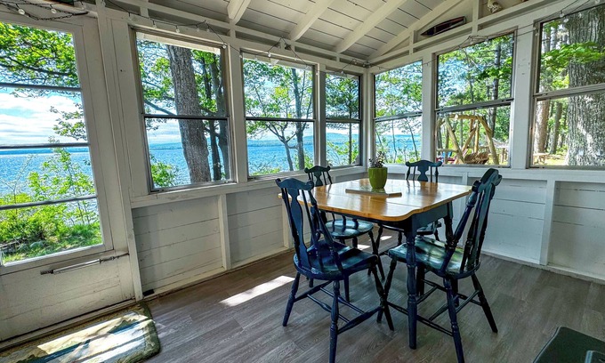 Big Bay Haus | Sunbeam Cottage - charming 2-bed lakefront house minutes from Big Bay