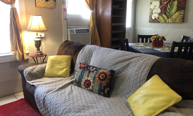 Crestview Haus | Sunflower Daze🌻 -35 min to beach-FAST wifi-kitchen