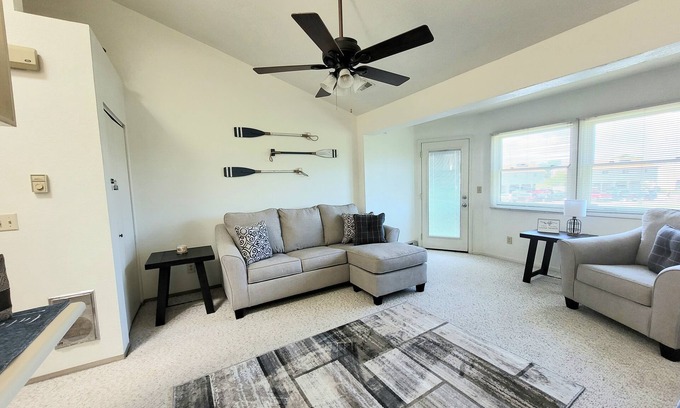Oak Harbor Eigentumswohnung | Sunnie Days condo on Lake Erie. In Oak Harbor, 2 minute walk to the lake.