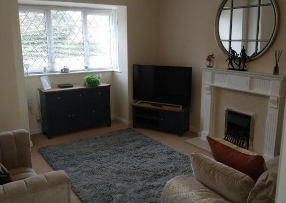 Grantham Haus | Sunningdale homely detached family/contractor 3 bed house