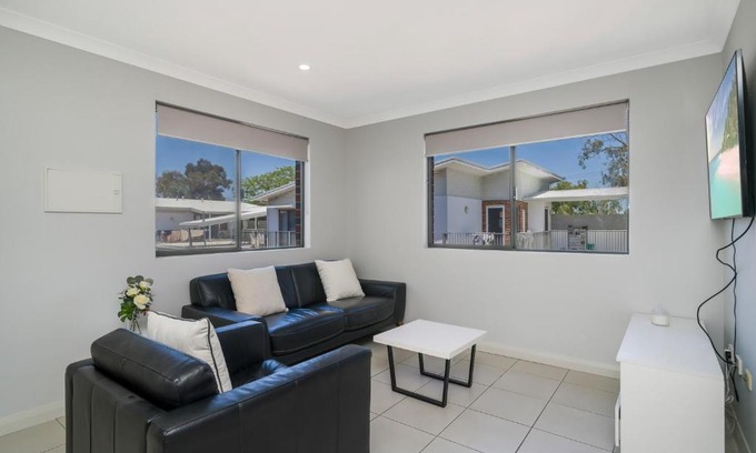 Cannington Wohnung | Sunny 2-Bed in Quiet Location with Balcony