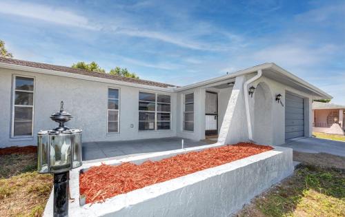 Embassy Hills Haus | Sunny 3bd home! 10 mins to the beach