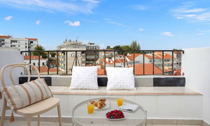 Cacilhas Wohnung | Sunny Apt - Almada - Balcony w/ River View!