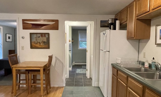 West Kennebunk Wohnung | Sunny art-filled one-bedroom apartment on Maine Coast