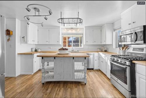 Scenic Heights Haus | Sunny Beach House of Olde Town Arvada