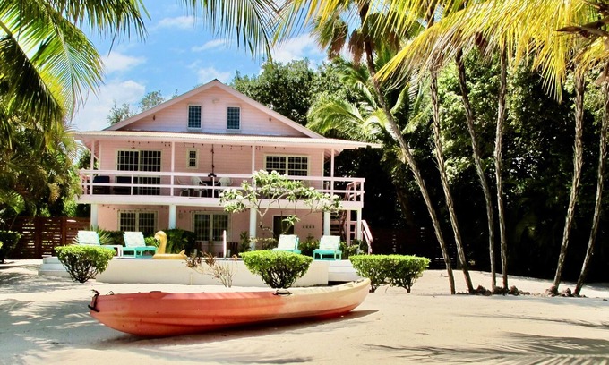 Surfside Haus | Sunny Bungalow 1 Bedroom- Pool- Beachfront-Relax