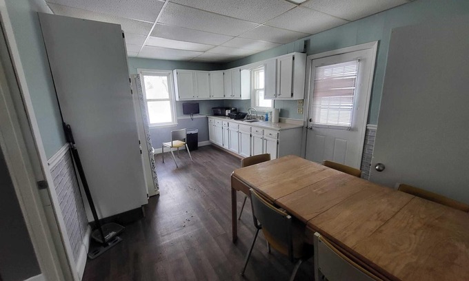 Aberdeen Hütte | Sunny Charm Cottage - Cozy 3 bedroom, centrally located in the Hub City