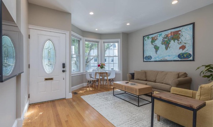 Columbus Park - Andrew Square Wohnung | Sunny convenient home w/private patio! Easy walk to everything!