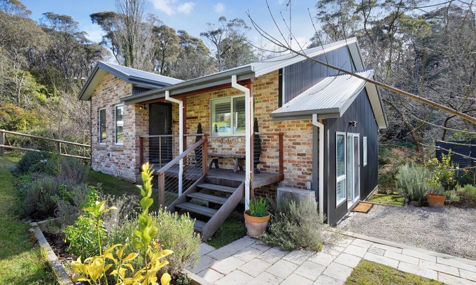 Leura Haus | Sunny Corner - Romantic Split Level Cottage