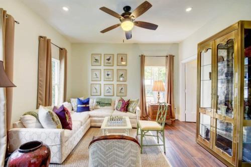 Grandview Heights Villa | Sunny Days Walking Distance To Everything! Villa