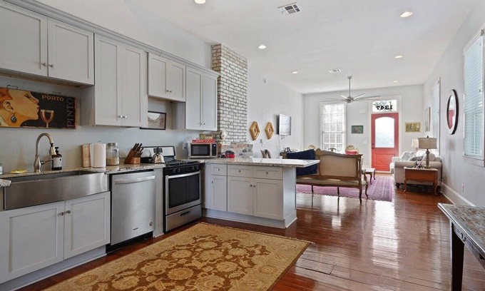 Saint Roch Haus | Sunny Freshly Renovated Art Pad- Great for Groups