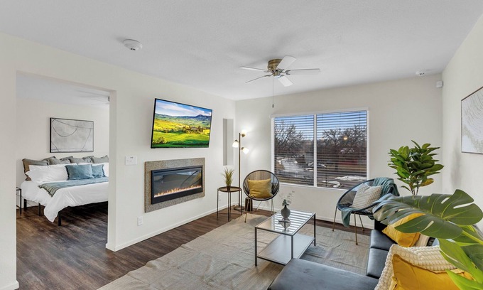 Overland Park Wohnung | Sunny Loft Free Parking WiFi Open Concept Peaceful in Overland Park w/ Workspace