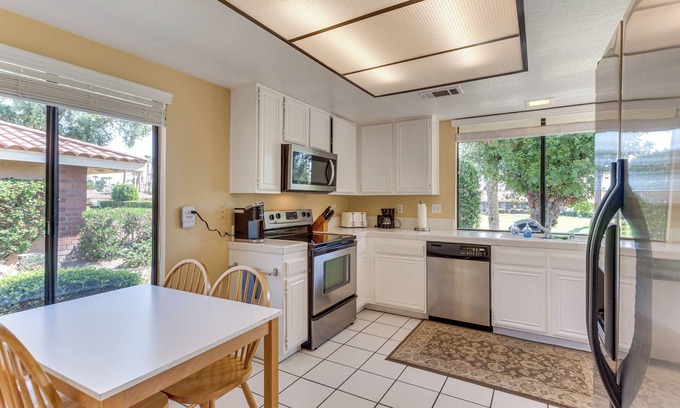 Palm Desert Wohnung | Sunny Pad w/ Patio & Pool Access in Palm Desert!