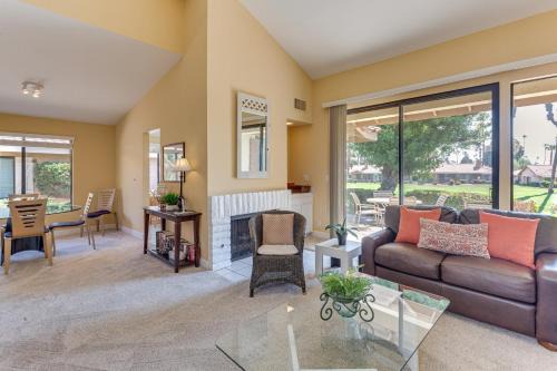 Palm Desert Wohnung | Sunny Pad with Patio and Pool Access in Palm Desert!