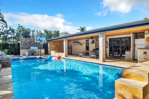 Sunrise Haus | Sunny Paradise w Saltwater Pool Hot Tub Grill Sunrise