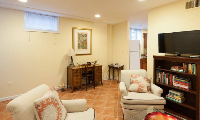 Stanton Park Wohnung | Sonniges, großes, voll möbliertes Apartment mit kostenlosem Parkplatz