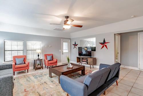 Venetia Haus | Sunny Side at Dog River-Dock, Lake, Fenced Yard