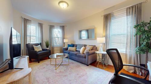 Aspinwall Hill Wohnung | Sunny,spacious, Sleeps 4, Steps To Mbta,hospitals