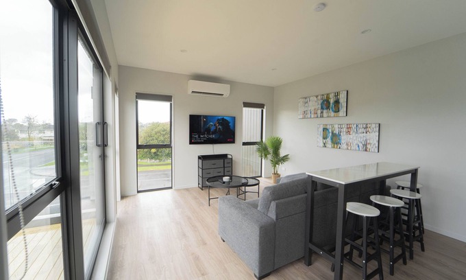 Sunnyhills Haus | Sunnyhills Viewside Town House | Wi-Fi & Netflix