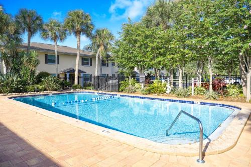 Anona Wohnung | Sunnyside Palms - 2BR, Poolside, 5 min to Beach