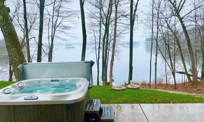 Chetek Kabine | Sunrise Chalet on Potato Lake - Water Front - Dock - Game Room - Hot Tub