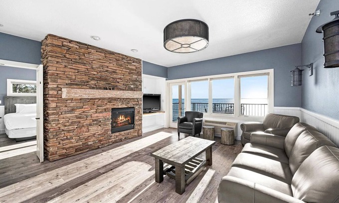 Two Harbors Eigentumswohnung | Sunrise Suite on Lake Superior- Pool & Hot Tub