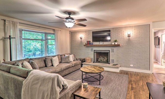 Locust Lake Village Kabine | Sunroom, Fire Pit + Sauna: Lake Locust Village Gem