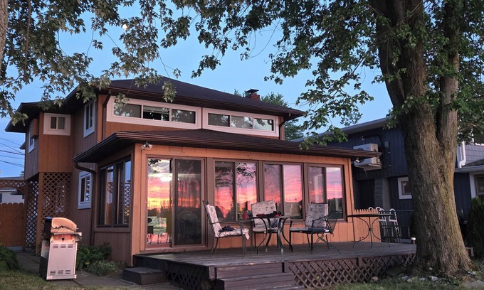 Manitou Beach-Devils Lake Hütte | Sunset View on Devils Lake - Waterfront - Sleeps 10
