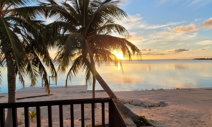 Salt Pond Kabine | Sunset Beach Room - Long Island Harbour Club