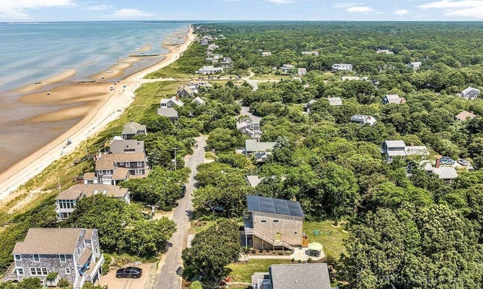 North Eastham Haus | Sunset Bluff: 028-E Modern Contemporary in Eastham with Water Views, Steps to Bay Beach
