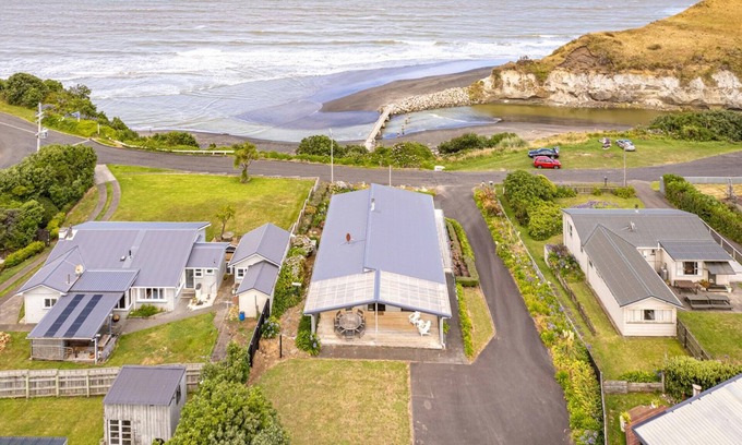 Kai Iwi Haus | Sunset Escape - Stunning Beachfront Views