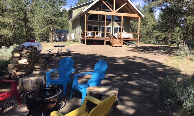 Cascade Haus | Sunset Hideaway. Private 5 minute walk to lake.