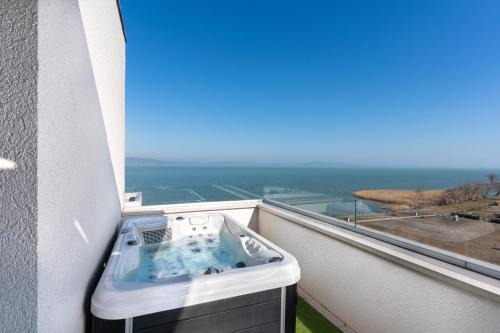 Fonyodliget Wohnung | Sunset LakeView with Jacuzzi