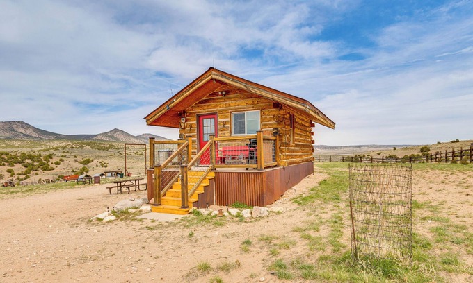 Maybell Kabine | Sunset & Mtn Views: Rustic Colorado Retreat!