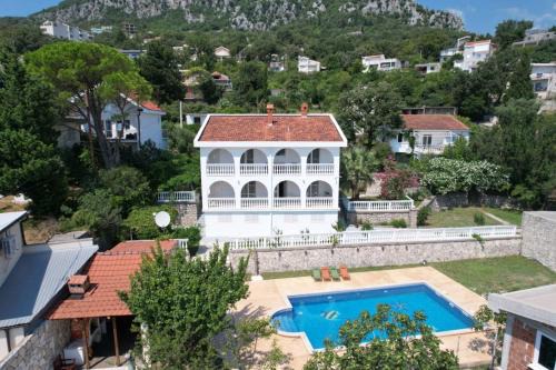 Sutomore Haus | Sunset Pool Retreat