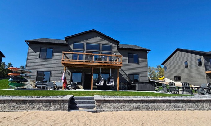 New Lisbon Haus | Sunset Serenity at Castle Rock