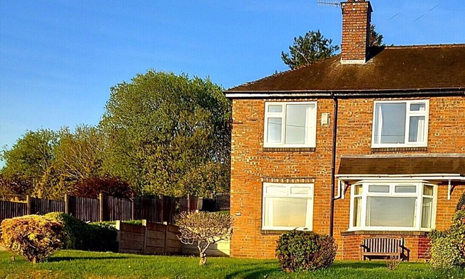 Forsbrook Haus | SONNENUNTERGANG-ANSICHT, bequemes geräumiges Haus in der schönen Grafschaft von Staffordshire
